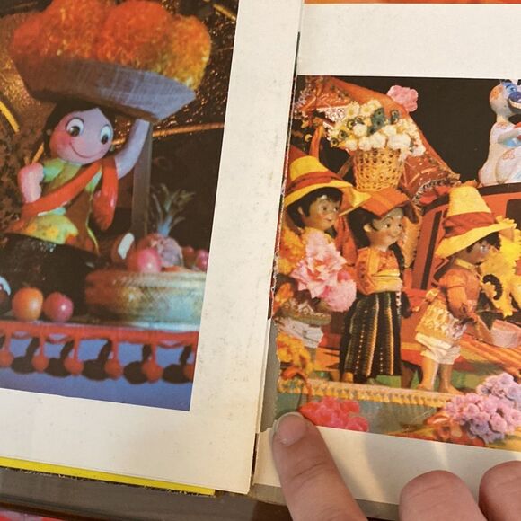 1964 Disneyland Its A Small -book & long playing record - Picture 10 of 10